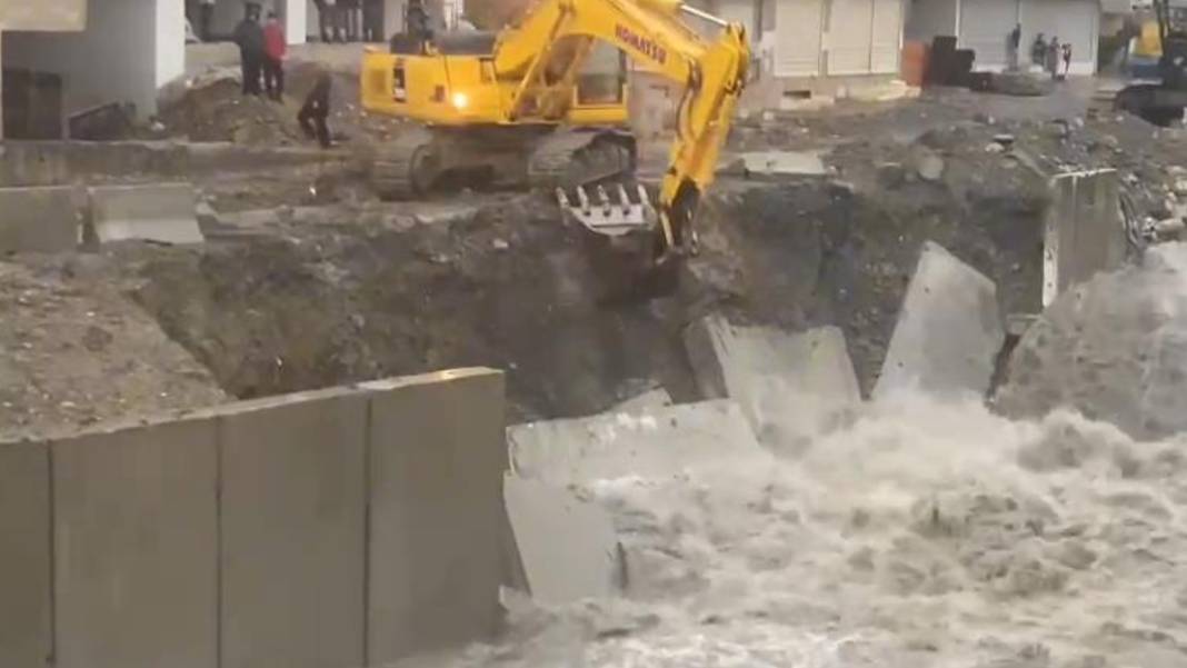 İstanbul'da sağanak sele dönüştü: İstinat duvarı çöktü, yollar göle döndü... 9